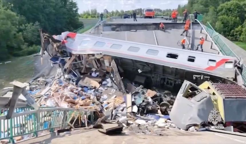 Rusya'da otoyol köprüsü yolcu treninin üzerine çöktü