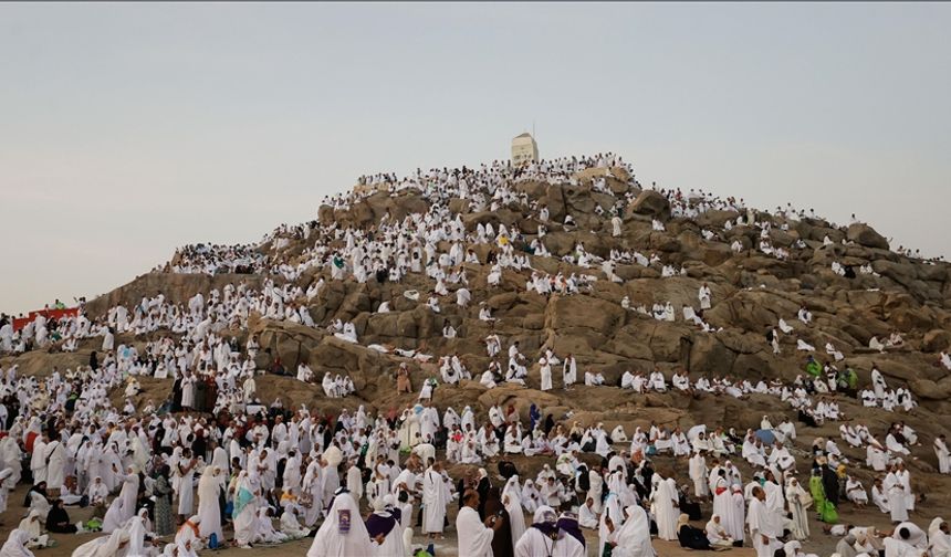 Suudi Arabistan, hacı adaylarının Arafat'a intikalinde yapay zekayı başarıyla kullandı