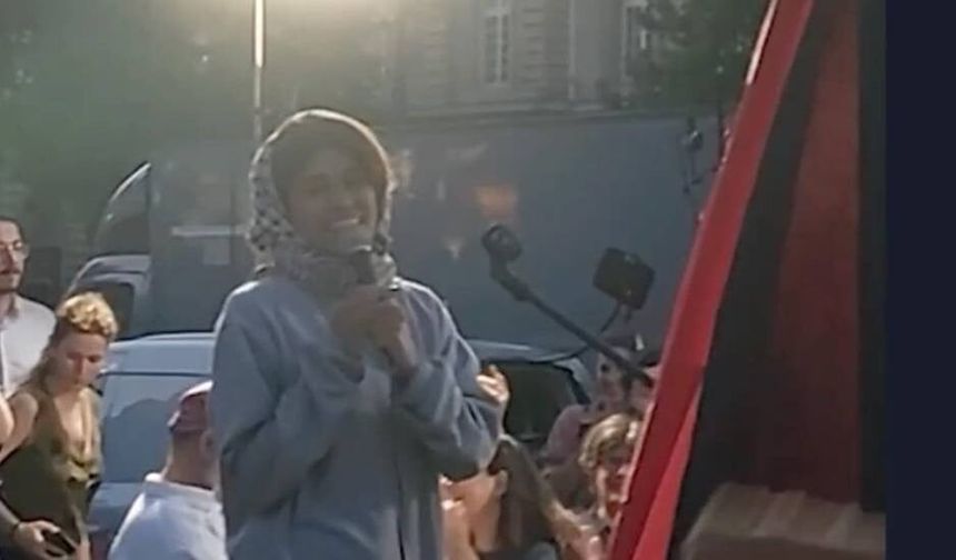 Madleen gemisinin Fransız aktivistlerinden AP üyesi Hassan, Paris'te coşkuyla karşılandı